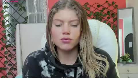 Snapshot of alaia_greyy chatting on 06-19-26, 01:15 Alaia online show from 06-19-26, 01:15