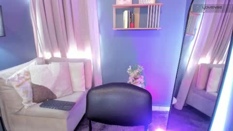 Snapshot of alaiasmile_ chatting on 06-19-26, 07:17 online show from 06-19-26, 07:17