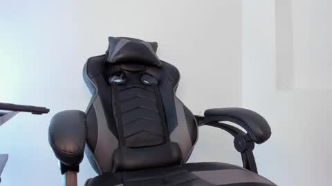 Snapshot of alan_muscle chatting on 02-14-25, 08:42 Alan online show from 02-14-25, 08:42