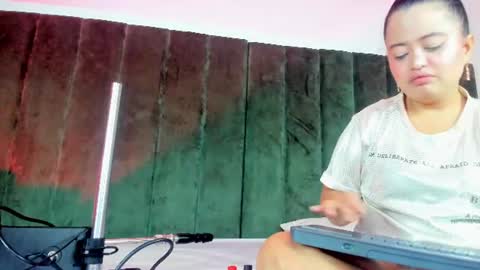 Snapshot of alana_petite chatting on 07-05-26, 08:10 ALANA PETITE online show from 07-05-26, 08:10