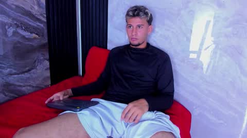 Snapshot of alann_smith_ chatting on 10-20-25, 07:47 Alan Smith online show from 10-20-25, 07:47