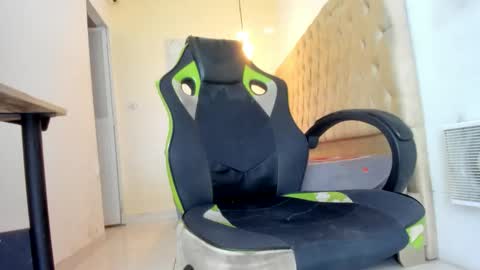 Snapshot of alantrickz365 chatting on 12-14-25, 10:36 alantrickz365 online show from 12-14-25, 10:36