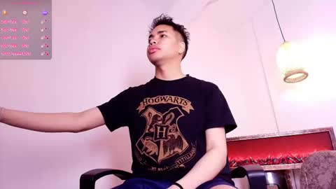 Snapshot of aleclightwood_dim chatting on 12-17-25, 03:23 Alec Help me reach 20 Likes online show from 12-17-25, 03:23