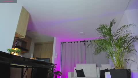 A L E J A N D R A online show from 10-04-25, 11:08