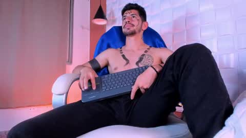 Snapshot of alejandrostorm chatting on 02-13-25, 12:02 Alejo online show from 02-13-25, 12:02