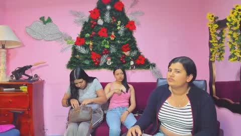 Snapshot of alejita_smithh chatting on 12-17-25, 12:11 zoe and Kataleya online show from 12-17-25, 12:11