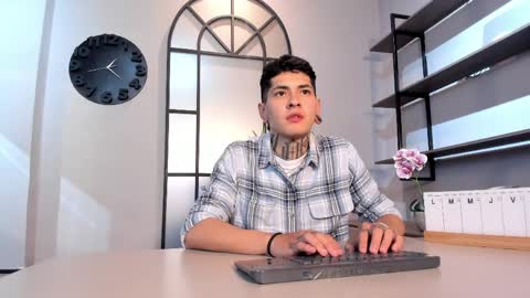 Snapshot of alejo_grey_ chatting on 04-06-26, 04:46 Alejo Gray online show from 04-06-26, 04:46