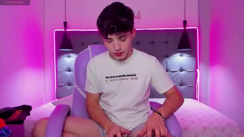 Snapshot of alejootwink chatting on 12-15-25, 10:03 ALejoo Saenz online show from 12-15-25, 10:03