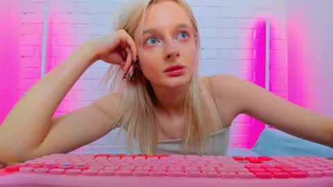 Snapshot of alessakiss chatting on 06-13-26, 02:20 alessakiss online show from 06-13-26, 02:20