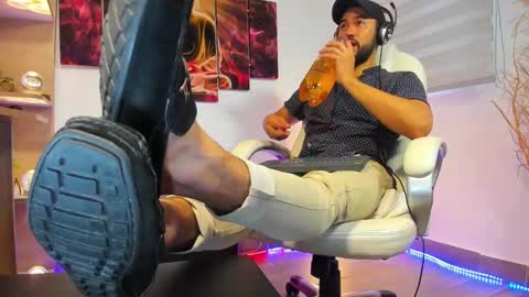 Snapshot of alessandro__wye chatting on 02-28-25, 11:47 ALESSANDRO WYE online show from 02-28-25, 11:47