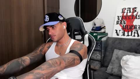 Snapshot of alessandro_vanni chatting on 09-10-25, 02:33 Alessandro Vanni online show from 09-10-25, 02:33