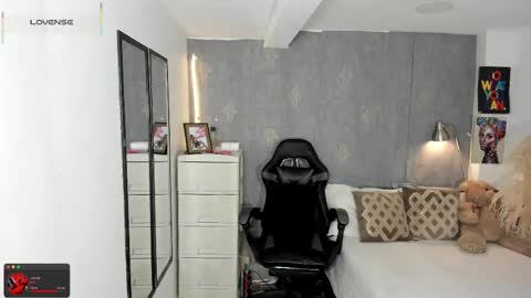 Snapshot of alessia_anderson07 chatting on 09-19-25, 12:45 Yy online show from 09-19-25, 12:45