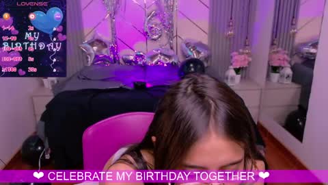 Snapshot of alessia_moore chatting on 05-27-26, 04:15 Alessia online show from 05-27-26, 04:15
