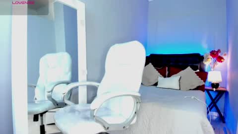 Snapshot of alex_cute77 chatting on 06-10-26, 11:53 alex online show from 06-10-26, 11:53