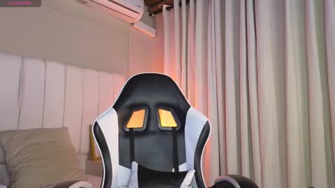 Snapshot of alex_pierce_ chatting on 02-12-26, 07:53 Alex online show from 02-12-26, 07:53