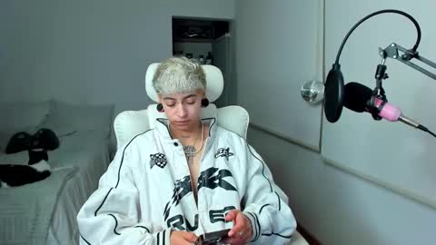 Snapshot of alex_poett chatting on 02-11-26, 10:20 Residente0xxx online show from 02-11-26, 10:20