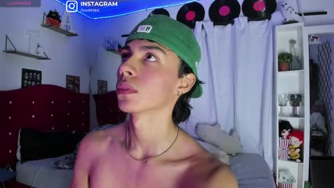 Snapshot of alex_sweet_69 chatting on 02-13-25, 10:23 Alex online show from 02-13-25, 10:23