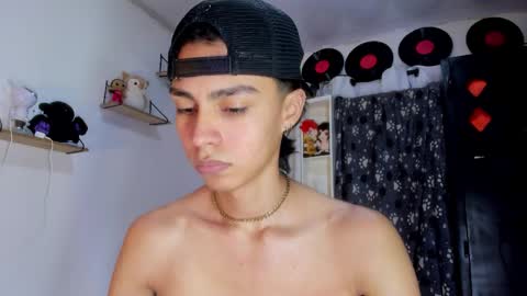 Snapshot of alex_sweet_69 chatting on 11-15-25, 02:13 Alex online show from 11-15-25, 02:13