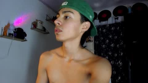 Snapshot of alex_sweet_69 chatting on 12-18-25, 04:35 Alex online show from 12-18-25, 04:35