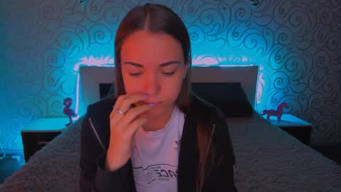 Snapshot of alexabarkley chatting on 12-19-24, 03:29 angel online show from 12-19-24, 03:29