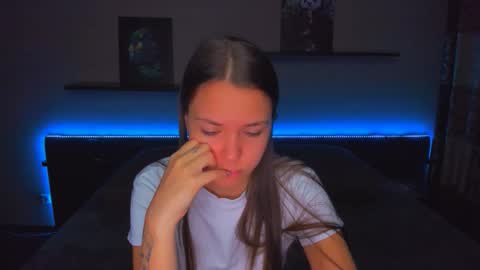 Snapshot of alexabarkley chatting on 11-12-25, 12:33 angel online show from 11-12-25, 12:33