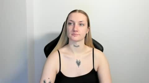 Snapshot of alexafragile chatting on 06-12-26, 03:00 Alexa online show from 06-12-26, 03:00