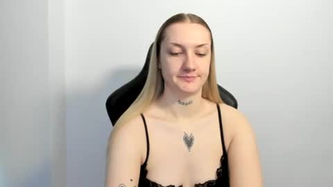 Snapshot of alexafragile chatting on 06-16-26, 10:29 Alexa online show from 06-16-26, 10:29