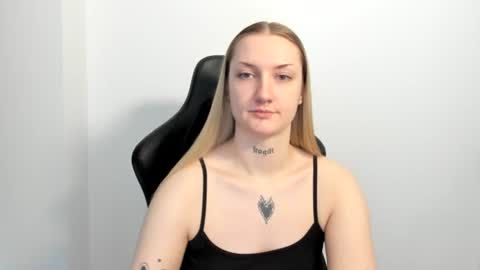 Snapshot of alexafragile chatting on 06-17-26, 12:29 Alexa online show from 06-17-26, 12:29