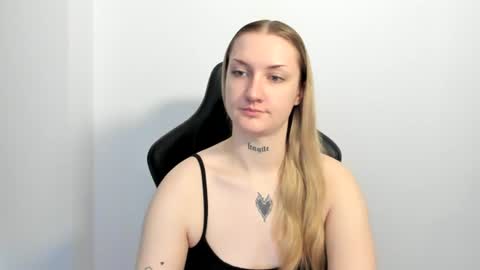 Snapshot of alexafragile chatting on 06-20-26, 11:24 Alexa online show from 06-20-26, 11:24