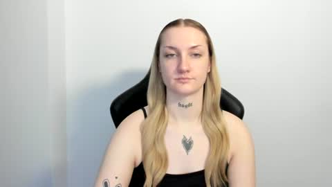 Snapshot of alexafragile chatting on 06-25-26, 01:26 Alexa online show from 06-25-26, 01:26