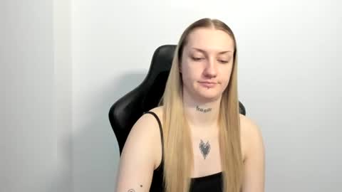 Snapshot of alexafragile chatting on 06-26-26, 11:58 Alexa online show from 06-26-26, 11:58