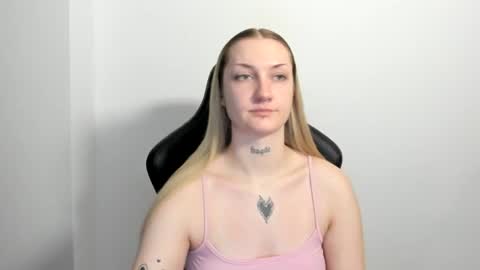 Snapshot of alexafragile chatting on 06-29-26, 01:22 Alexa online show from 06-29-26, 01:22