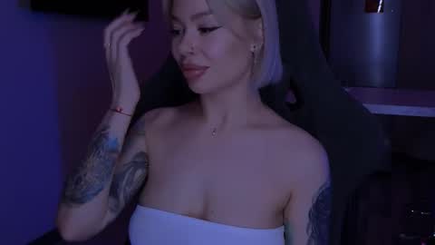 Snapshot of alexamason chatting on 10-29-25, 02:25 Alexa Mason online show from 10-29-25, 02:25