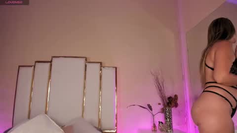 Snapshot of alexandraa_gomez chatting on 11-25-25, 10:10 alexandraa_gomez online show from 11-25-25, 10:10