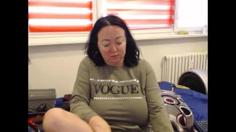 Snapshot of alexie33 chatting on 12-21-25, 10:11 alexie33 online show from 12-21-25, 10:11