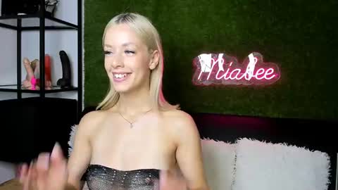 Snapshot of alexisbanx chatting on 07-12-26, 02:30 alexisbanx online show from 07-12-26, 02:30