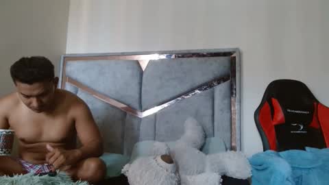 Snapshot of alexvsluisa chatting on 05-14-26, 03:19 alex y luisa online show from 05-14-26, 03:19
