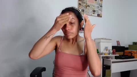 Snapshot of alia054 chatting on 04-22-26, 01:01 Alia online show from 04-22-26, 01:01