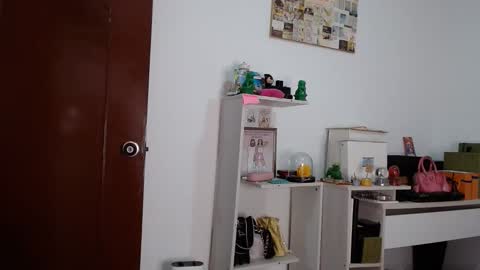 Snapshot of alia054 chatting on 04-27-26, 12:47 Alia online show from 04-27-26, 12:47