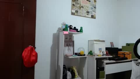 Snapshot of alia054 chatting on 05-11-26, 12:44 Alia online show from 05-11-26, 12:44