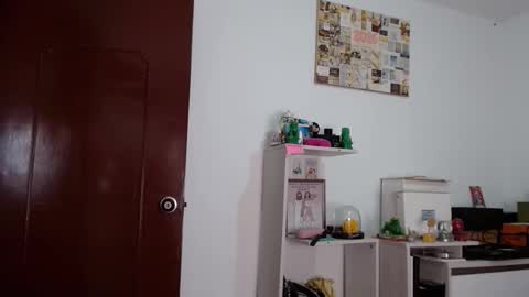 Snapshot of alia054 chatting on 05-20-26, 01:06 Alia online show from 05-20-26, 01:06