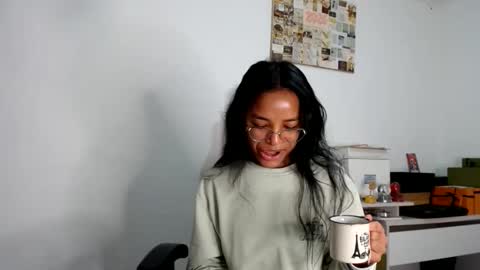 Snapshot of alia054 chatting on 05-21-26, 01:40 Alia online show from 05-21-26, 01:40