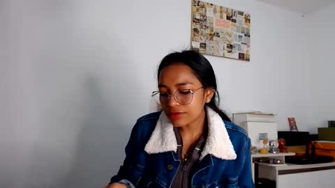 Snapshot of alia054 chatting on 05-28-26, 01:41 Alia online show from 05-28-26, 01:41