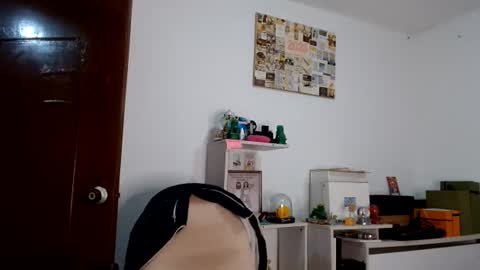 Snapshot of alia054 chatting on 06-17-26, 01:01 Alia online show from 06-17-26, 01:01