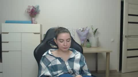 Snapshot of alice_________________________ chatting on 11-22-25, 10:42 Alice online show from 11-22-25, 10:42