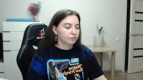 Snapshot of alice_________________________ chatting on 11-29-25, 05:27 Alice online show from 11-29-25, 05:27