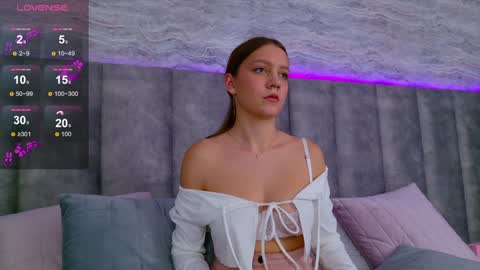 Snapshot of alice_charmy chatting on 01-13-25, 02:21 Alice in Wonderland online show from 01-13-25, 02:21