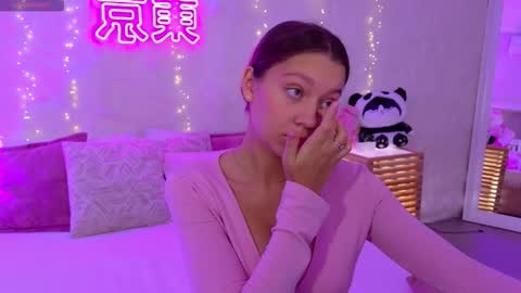 Snapshot of alice_charmy chatting on 10-13-25, 05:51 Alice in Wonderland online show from 10-13-25, 05:51