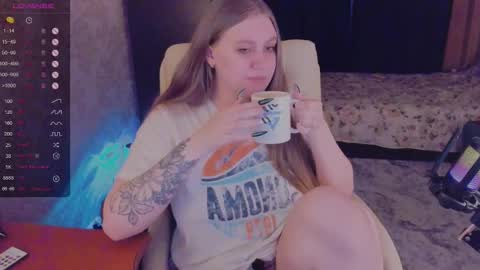 Snapshot of alice_dreamgirl_ chatting on 12-28-24, 01:17 Alice 3 online show from 12-28-24, 01:17