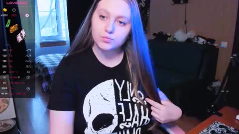 Snapshot of alice_dreamgirl_ chatting on 11-25-25, 12:05 Alice 3 online show from 11-25-25, 12:05